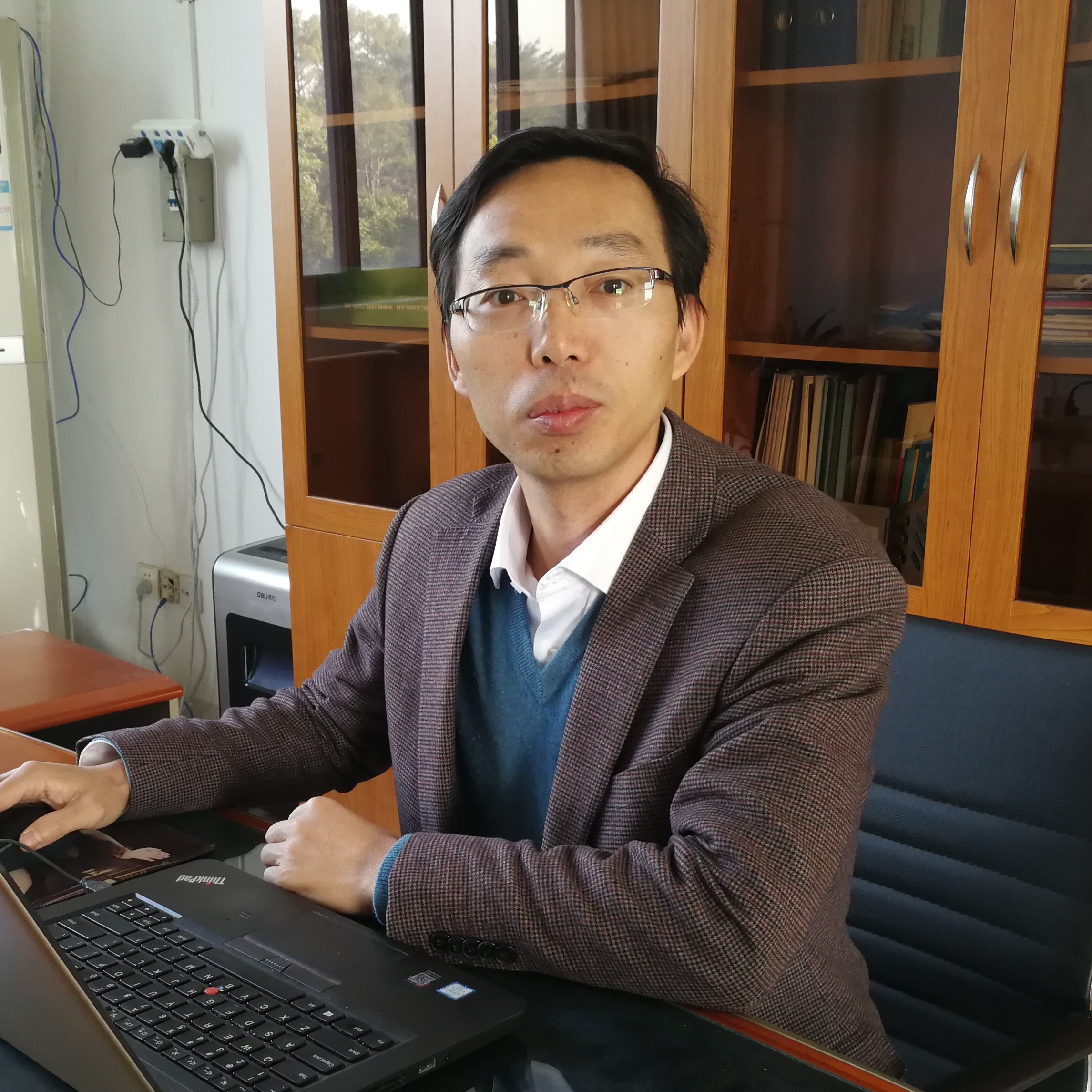 办公照.jpg 办公照.jpg