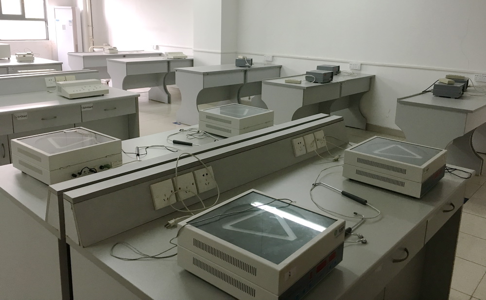 实验室照片2.jpg 实验室照片2.jpg