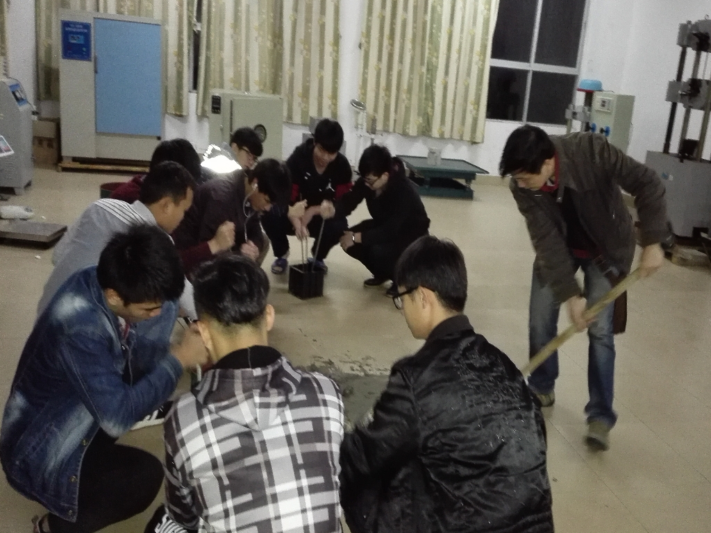 汪新雄老师在给学生示范拌合混凝土1