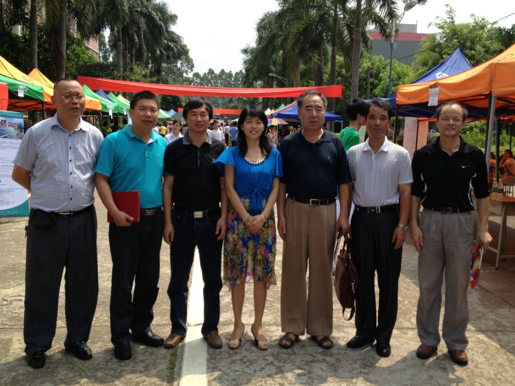 学校执行董事、常务副校长覃家君陪同建筑企业川北数码惠州公司领导视察校园