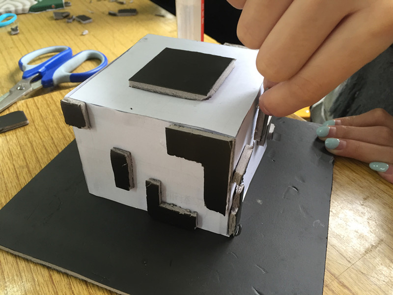 14级装潢学生制作纸建筑模型实验2 14级装潢学生制作纸建筑模型实验2