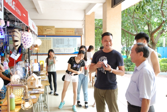 14装潢立体构成灯饰作品展院领导参观指导 14装潢立体构成灯饰作品展院领导参观指导