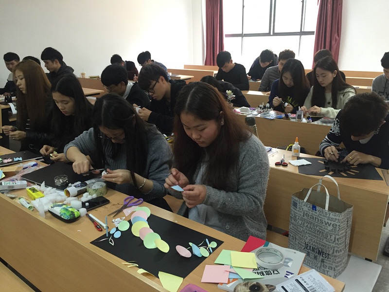 15级装潢立体构成课堂照 15级装潢立体构成课堂照