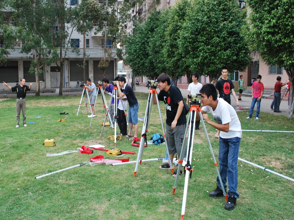 张定波副教授在给学生辅导测量仪器操作