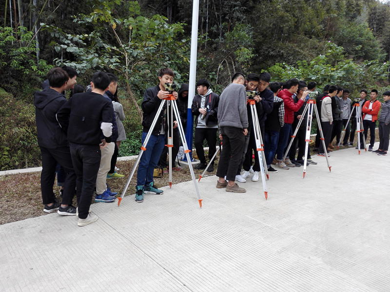 2016级工程造价专业学生在实训