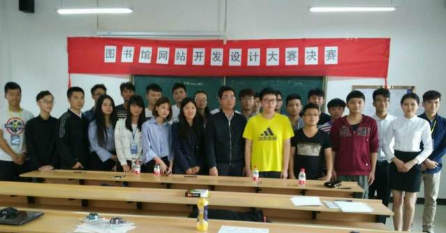 调整大小 图1：评委与参赛者合影留念