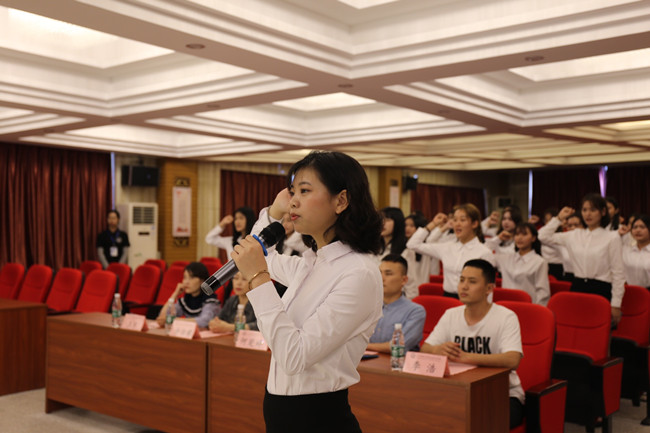义演团团长李卓琪带领团员宣誓.jpg