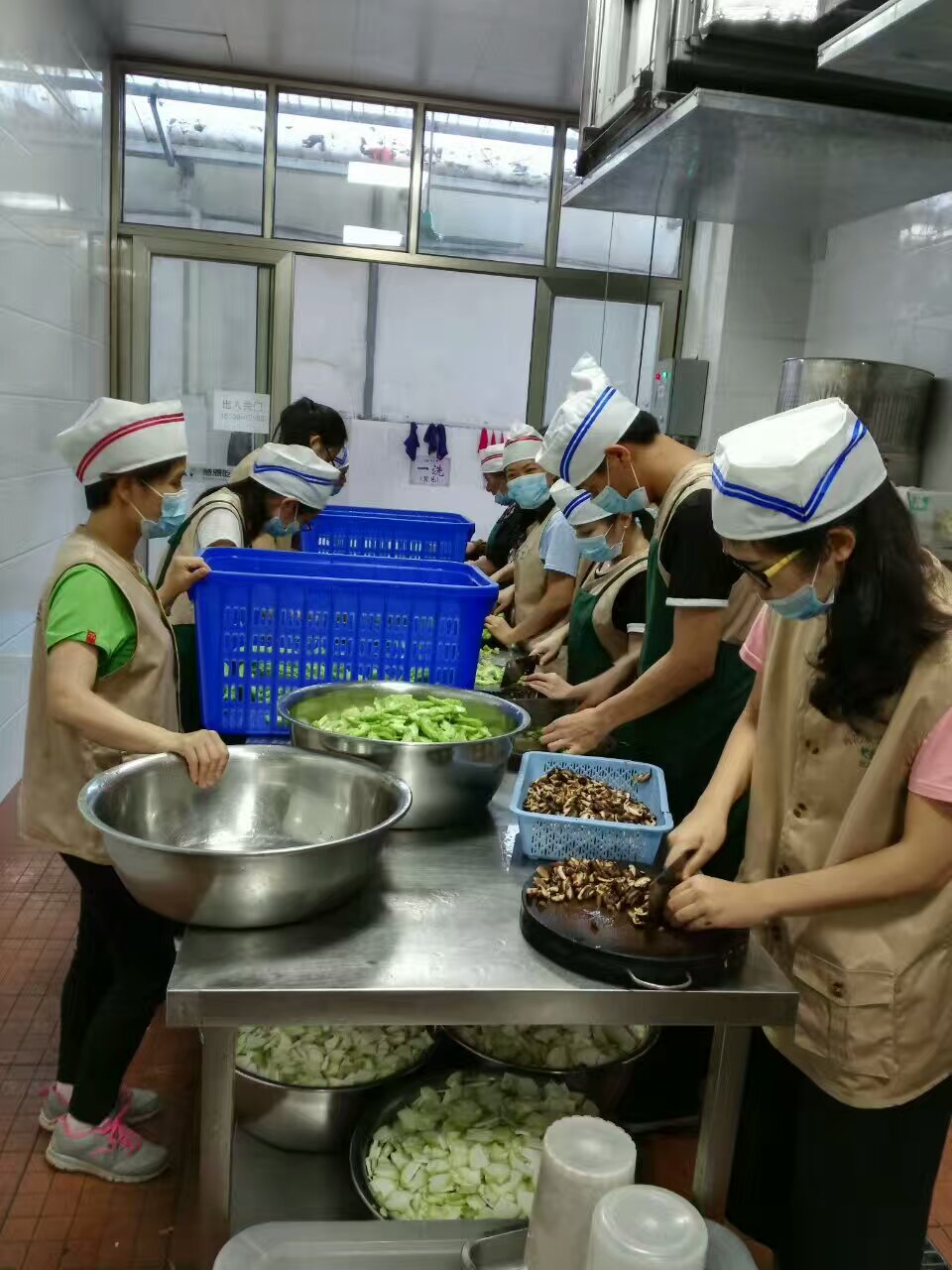 一起学习做家务，做一顿营养的午餐给孤寡老人们吃